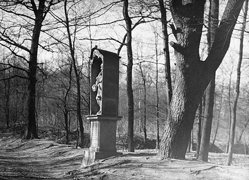 Am Prozessionsweg von Münster nach Telgte - Kreuzwegstation mit Statue des Hl. Nepomuk (genauer Standort nicht benannt). Undatiert, 1930er Jahre?