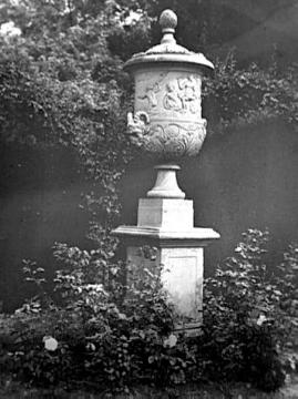 Schloss Anholt: Vasenskulptur im Rosengarten