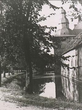 Schloss Overhagen, Seitenansicht mit Gräfte, um 1930?