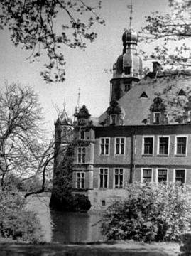 Schloss Darfeld, Teilansicht mit Gräfte, um 1930?: Ursprungsbau 1612-18 errichtet von Gerhard Gröninger, nach Brand 1899 Wiederaufbau durch Hermann Schaedler 1902