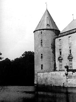 Blick über die Gräfte auf den Archivturm von Schloss Gemen