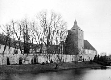 Schloss Steinfurt, Blick über den Schlossgraben zum Torturm, um 1930?