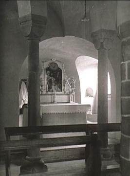 Blick in die Heilig Kreuz-Kapelle ("Drüggelter Kapelle") auf Hof Schulte-Drüggelte in Möhnesee-Delecke, romanischer Zentralbau mit zwölfeckigem Grundriss, erbaut Mitte des 12. Jh., Ansicht um 1930?