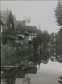 Wohnbebauung entlang der Stadtmauer und dem Kanal