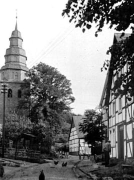 Eversberg mit Pfarrkirche St. Johannes Evangelist. Undatiert, um 1930?
