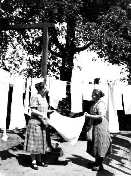 Emma Gärtner (links), die Frau des Fotografen, mit ihrer Waschfrau bei der Arbeit
