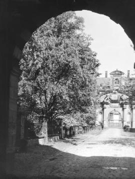 Schloss Ahaus: Blick vom Tor der Vorburg zum Triumphtor