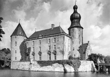 Schloss Gemen: Blick auf den Bergfried (rechts), den Palas und den Archivturm (links)