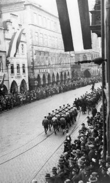 Prinzipalmarkt 1933: Aufmarsch der SA - Sturmabteilung der Nationalsozialistischen Deutschen Arbeiterpartei NSDAP