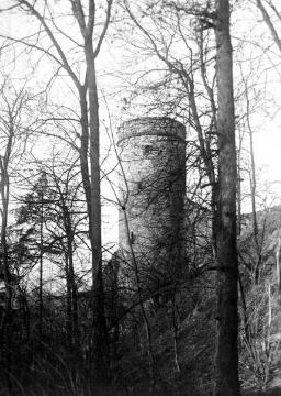 Der Chattenturm nahe dem Burgfriedhof
