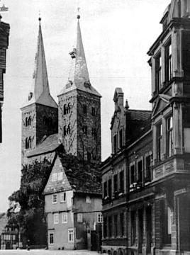 Höxter-Altstadt: Doppelturmfront der ev. Kilianikirche aus Richtung Weserstraße. Haus "Am Rathaus" 11 (Anschnitt rechts) 2005 durch Explosion zerstört. Undatiert, um 1944?