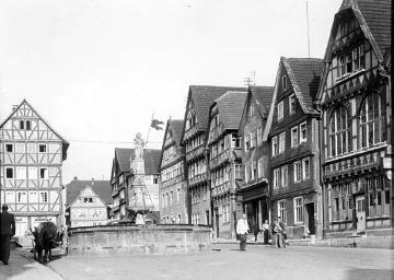 Stadt Fritzlar - Marktplatz mit Rolandsbrunnen (undatiert, um 1940?)