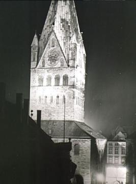 Blick auf den St. Patrokli-Kirchturm bei Nacht