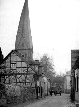 Der Hohe Weg mit dem Turm der Alt-St. Thomae- Kirche