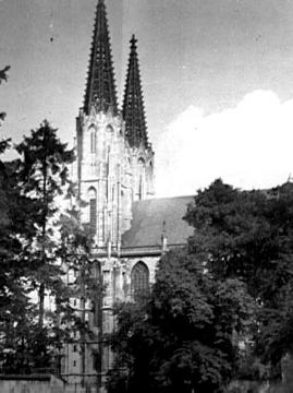 Seitenansicht der evangelischen Pfarrkirche St. Maria zur Wiese