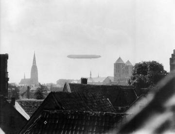 Luftschiff "Graf Zeppelin" über der Münsteraner Altstadt Höhe Paulusdom