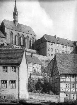 Blick vom Altstädter Kirchplatz zum ehem. Dominikanerkloster (1281-1824) mit Dominikanerkirche (heute ev. Stadtkirche) in der Oberen Altstadt, um 1940?