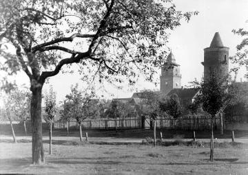 Grebenstein, Nordhessen, um 1940 (?): Altstadt mit Turm der ev. Liebfrauenkirche und Lindenturm, Teil der mittelalterlichen Stadtbefestigung - Ansicht von Nordwesten (Aufnahme undatiert)