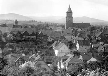 Grebenstein, Nordhessen, um 1940 (?): Blick vom Burgberg südlich der Stadt über die Neustadt im Tal der Esse zur Altstadt mit ev. Liebfrauenkirche und Wehrturm (Aufnahme undatiert)