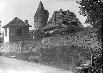Grebenstein, Nordhessen, um 1940 (?): Oberes Tor mit Jungfernturm, der größte der erhaltenen Türme der mittelalterlichen Stadtbefestigung - Ansicht von Süden (Aufnahme undatiert)