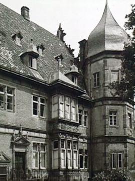Schloss Barntrup, Partie der Eingangsfront mit polygonalem Eckturm