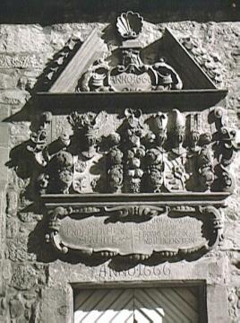 Schloss Brake, Hofseite: Wappenrelief über dem Portal des Ostflügels