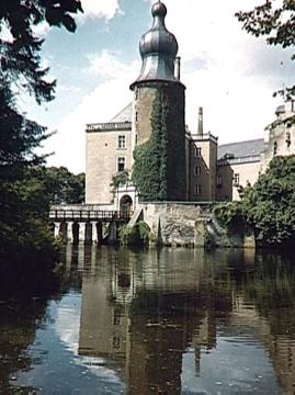 Schloss Gemen, gräftenseitige Teilansicht mit Wehrturm und Brücke