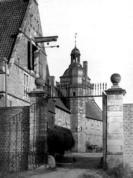 Schloss Raesfeld: Speicher in der Vorburg mit dem Sterndeuterturm im Hintergrund,  um 1930?