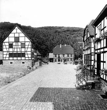 LWL-Freilichtmuseum Hagen: Blick durch die Dorfstraße zum Gasthof zur Post