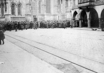Demonstration vor der Lamberti-Kirche gegen Preissteigerungen (1919)