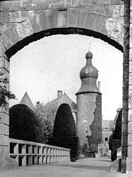 Schloss Gemen: Blick durch das Tor der Vorburg zum alten Bergfried (Ballturm)