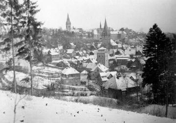 Blick vom Osterberg auf die verschneite Stadt