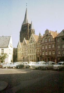 Marktplatz 1963 mit Rathaus (li.), Giebelhäusern und Kirchturm von St. Laurentius