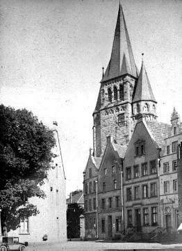 Marktplatz (um 1925?) mit Rathaus (li.), Giebelhäusern und Kirchturm von St. Laurentius