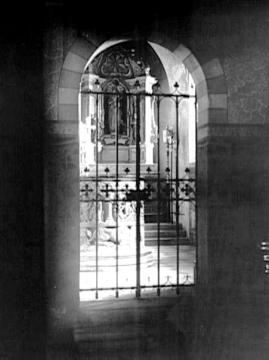 Ehem. Stiftskirche St. Bonifatius: Taufkapelle mit romanischem Taufstein von 1129 (Aufnahme um 1930?)