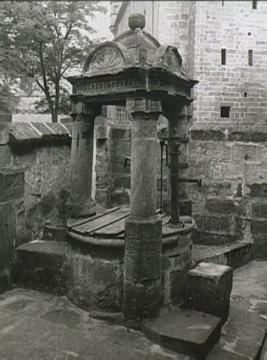Sandsteinbrunnen auf Schloss Brake, um 1930?
