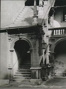 Schloss Brake, überdachter Treppenaufgang im Hof, um 1930?