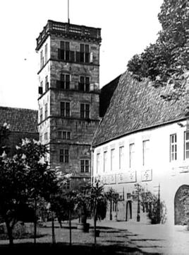 Schloss Steinfurt: Innenhof mit Blick auf den quadratischen Wohnturm, um 1930?