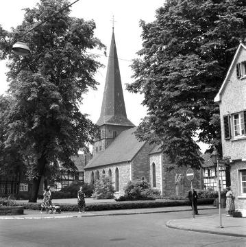 Altstadtviertel mit ev. Pfarrkirche (Apostelkirche?) und Kriegerdenkmal