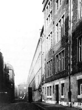 Blick durch die Johannisstraße mit dem Jesuitenkolleg und der alten Universität