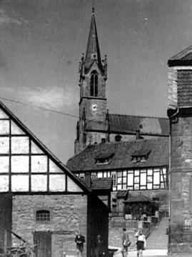 Ortsteil Scherfede: Fachwerkhäuser an der Pfarrkirche St. Vinzenz Levita