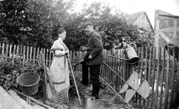 Paar bei der Gartenarbeit - Familien- oder Freundeskreis des Fotografen Julius Gärtner
