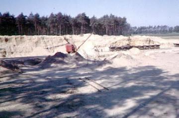 Sandabbau bei Greffen: Grube mit Bagger und Lorenzug