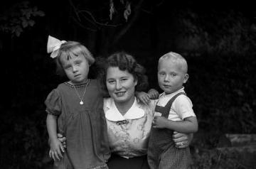 Gisela und Hubert Nießing mit ihrer Tante Agnes Hinzelmann
