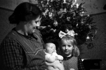 Kriegs-Weihnachten bei Familie Nießing, genannt Pieper, Langenkamp. Vermutlich ein fotografischer Gruß an den Vater und Ehemann an der Front.