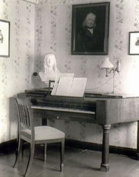 Haus Rüschhaus: Klavier mit Büste der Annette von Droste-Hülshoff im Arbeitszimmer der Dichterin