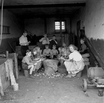 Jugendlager, Kinder beim Kartoffelschälen