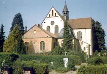 Pfarrkirche Mariae Empfängnis: Nordostansicht mit Friedhof (Abteikirche des ehem. Zisterzienserklosters Marienfeld)