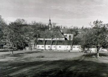 Ehem. Zisterzienserinnenkloster (1243-1810) mit Klosterkirche St. Peter und Paul, später Gutshof
