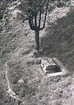 Nachbildung des Oberfreistuhls von 1147 im Baumhof unter der Burg an der Oleypforte